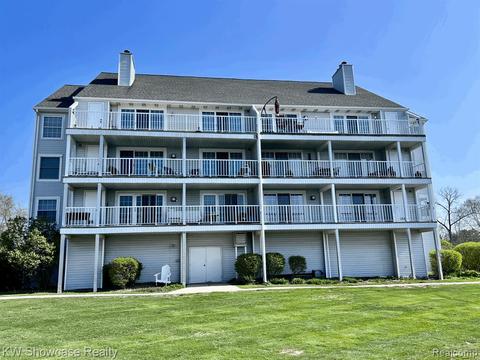 3565 Port Cove Dr #83, Waterford, MI 48328