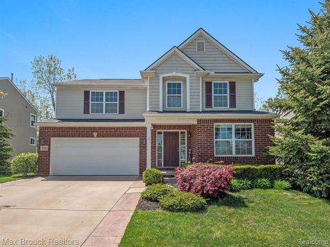 336 Dakota Ln, White Lake, MI 48386