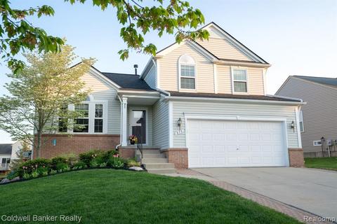 875 Canyon Creek Dr, Holly, MI 48442