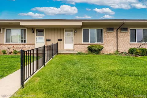 25347 Franklin Trc 4 28 Ter #4, South Lyon, MI 48178