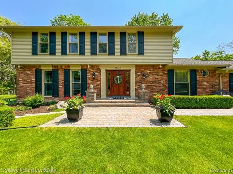 5578 Hunters Gate Dr, Troy, MI 48098