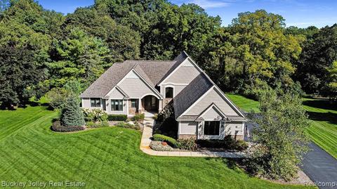 5171 Walnut Hills Dr, Brighton, MI 48116