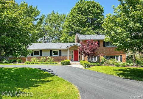 3339 Upton Dr, Troy, MI 48084