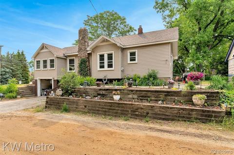 9967 Elizabeth Lake Rd, White Lake, MI 48386