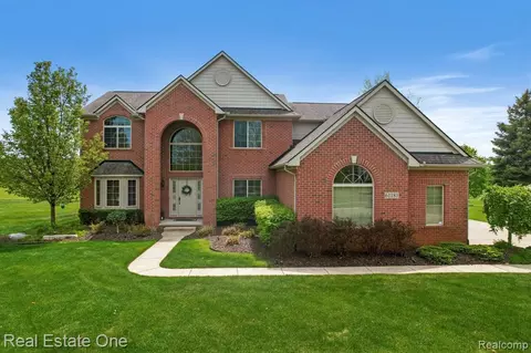 61181 Saddlecreek Dr, South Lyon, MI 48178