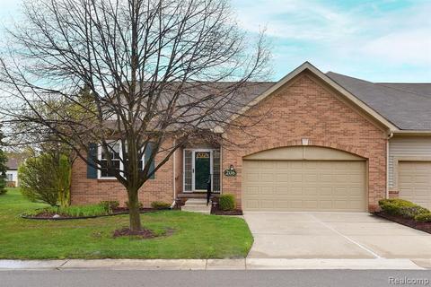 206 Winslow Cir, Commerce Twp, MI 48390