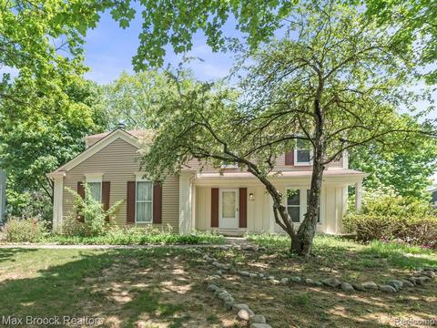 5949 Kingsfield Dr, West Bloomfield, MI 48322