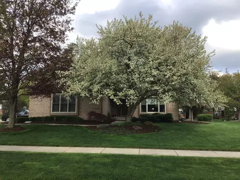 5188 Julian Dr, Troy, MI 48085