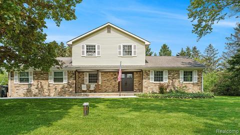 10435 Villa Dr, Brighton, MI 48114