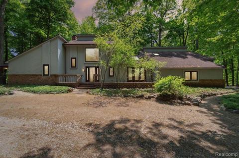 7802 Maple Ridge Dr N, Northville, MI 48168