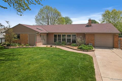 41648 Bayhaven Dr, Harrison Township, MI 48045