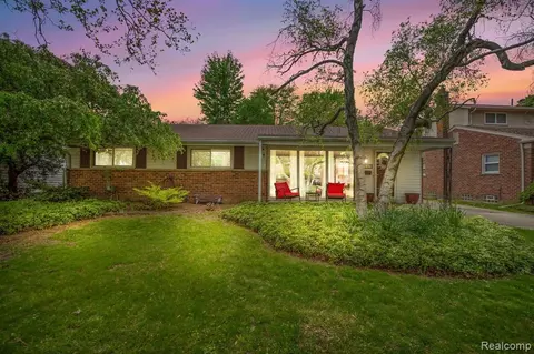 29907 Manhattan St, Saint Clair Shores, MI 48082