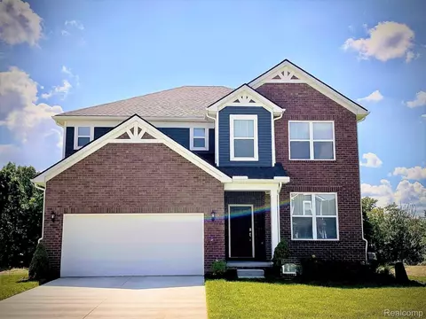 2842 Trillium Hills Dr, Commerce, MI 48382