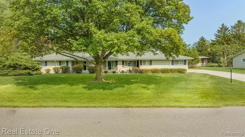 24750 Mulberry Dr, Southfield, MI 48033