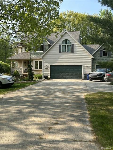 535 Rolling Acres Dr, Ortonville, MI 48462