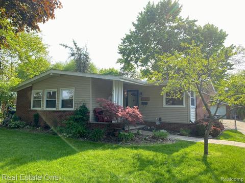 17205 Dolores St, Livonia, MI 48152