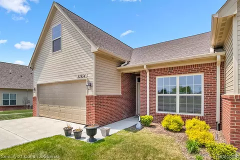 23954 White Pine St, Flat Rock, MI 48134