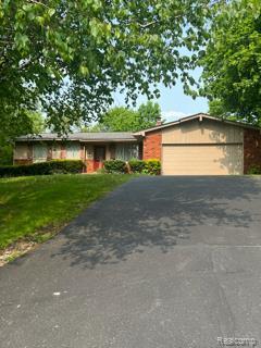 3737 Hi Villa Dr, Lake Orion, MI 48360