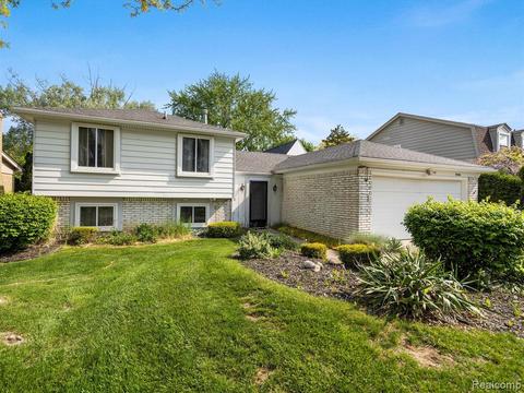 39386 Sunderland Dr, Clinton Township, MI 48038
