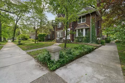 8249 Marygrove Dr, Detroit, MI 48221