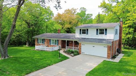20041 N Riverhill Dr, Clinton Township, MI 48036