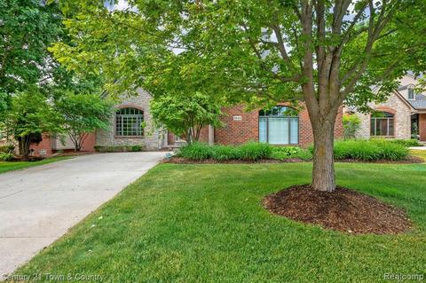 4624 Oakhurst Ridge Rd, Clarkston, MI 48348