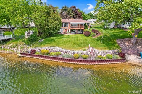 5905 Rowley Blvd, Waterford, MI 48329