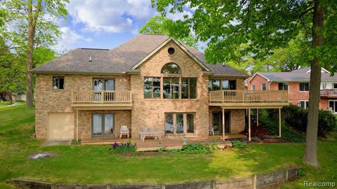 13325 Pomona Dr, Fenton, MI 48430