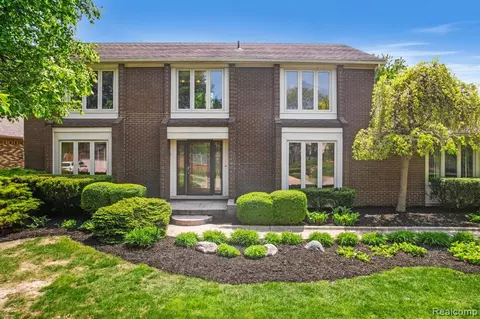 15462 N Royal Doulton Blvd, Clinton Township, MI 48038