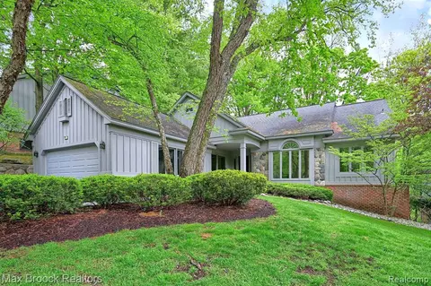 4915 Fairway Ridge Cir, West Bloomfield, MI 48323