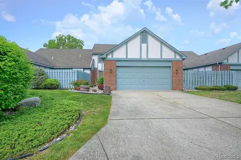 15272 Roxbury Cir #91, Macomb, MI 48044