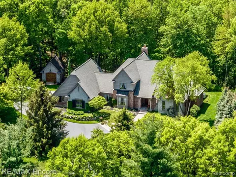 7535 Stonevalley Blf, Clarkston, MI 48348