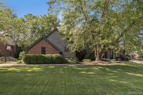 3820 Kaeleaf Rd, Lake Orion, MI 48360
