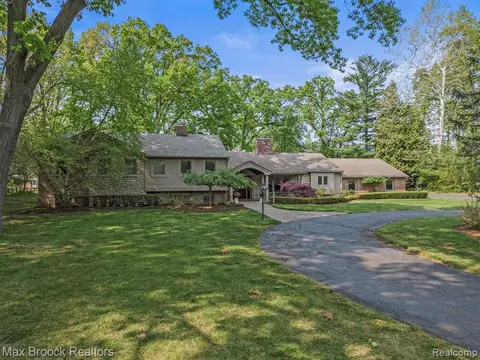 1960 W Bend Ct, Bloomfield Hills, MI 48302