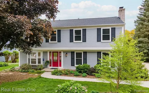 1932 Farmbrook Dr, Troy, MI 48098
