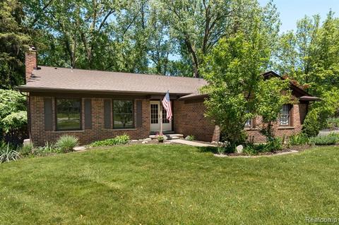 125 Lonesome Oak Dr, Rochester, MI 48306