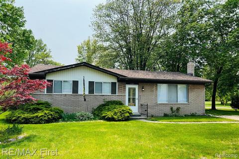 1121 Summer St, Algonac, MI 48001