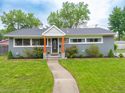 22523 E Price Dr, Clinton Township, MI 48035