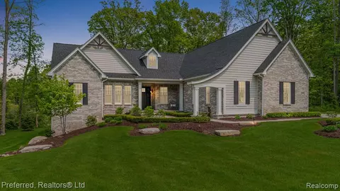 3529 Woodridge Dr, Howell, MI 48843