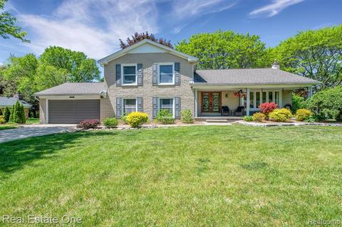 1882 Spring Grove Rd, Bloomfield Hills, MI 48304