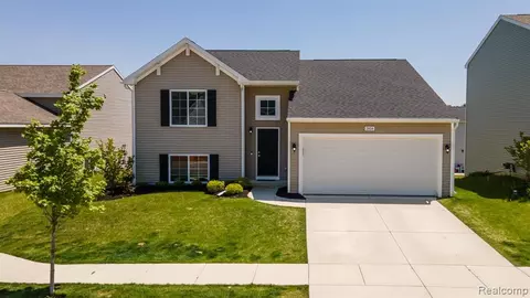 2858 Jordan River Dr, Fowlerville, MI 48836