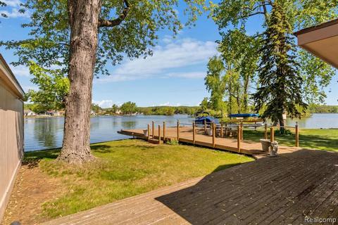 8874 Arlington St, White Lake, MI 48386