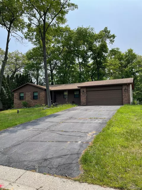 1662 Spruce Dr, Commerce, MI 48390