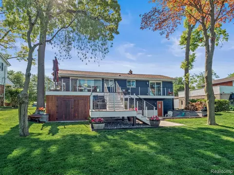 3341 Shawnee Ln, Waterford, MI 48329