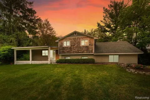 8125 Overpine Dr, Clarkston, MI 48348