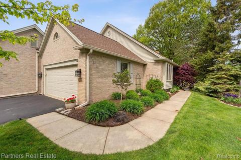 4458 Golf View Dr, Brighton, MI 48116