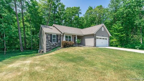 1010 Woods Edge Dr, Hartland, MI 48353