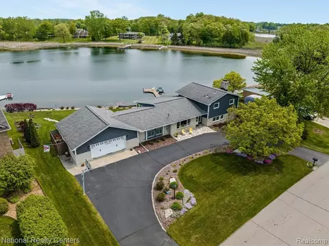 583 Tanview Dr, Oxford, MI 48371