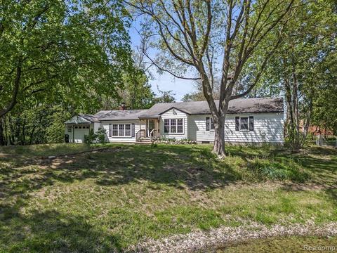 180 Wabasso St, Wolverine Lake, MI 48390