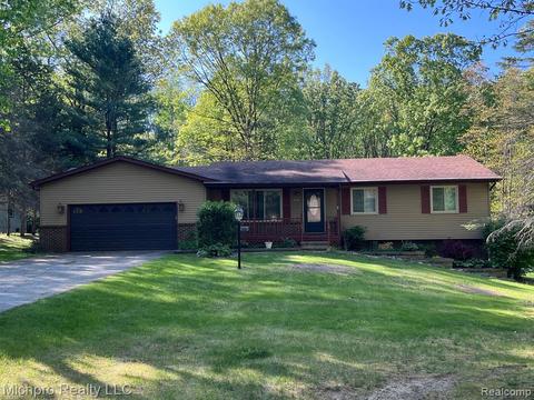 3569 Crestwood Dr E, Lapeer, MI 48446